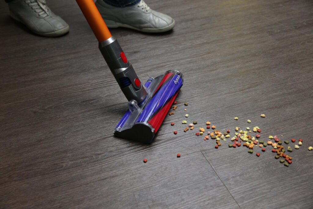 dyson-v8-clean-large-debris_resize-1